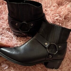 Blondo waterproof booties with silver buckle size 7.5